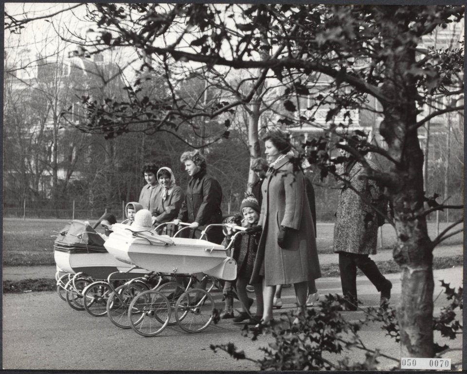 Lente, parken, kinderen, moeders, Bestanddeelnr 050-0070