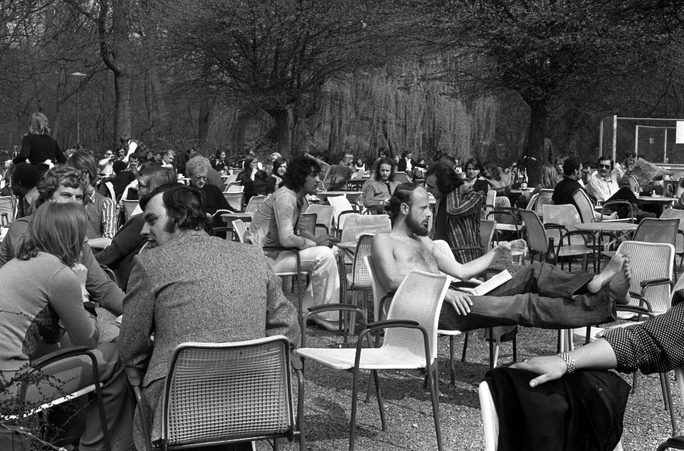Lente in Amsterdam, terras Vondelpark, Bestanddeelnr 927-1049