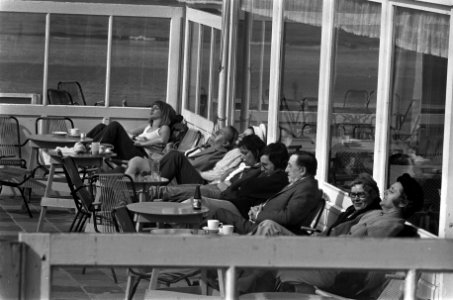 Lente begonnen, genieten van de zon op terrasje, Bestanddeelnr 926-2965
