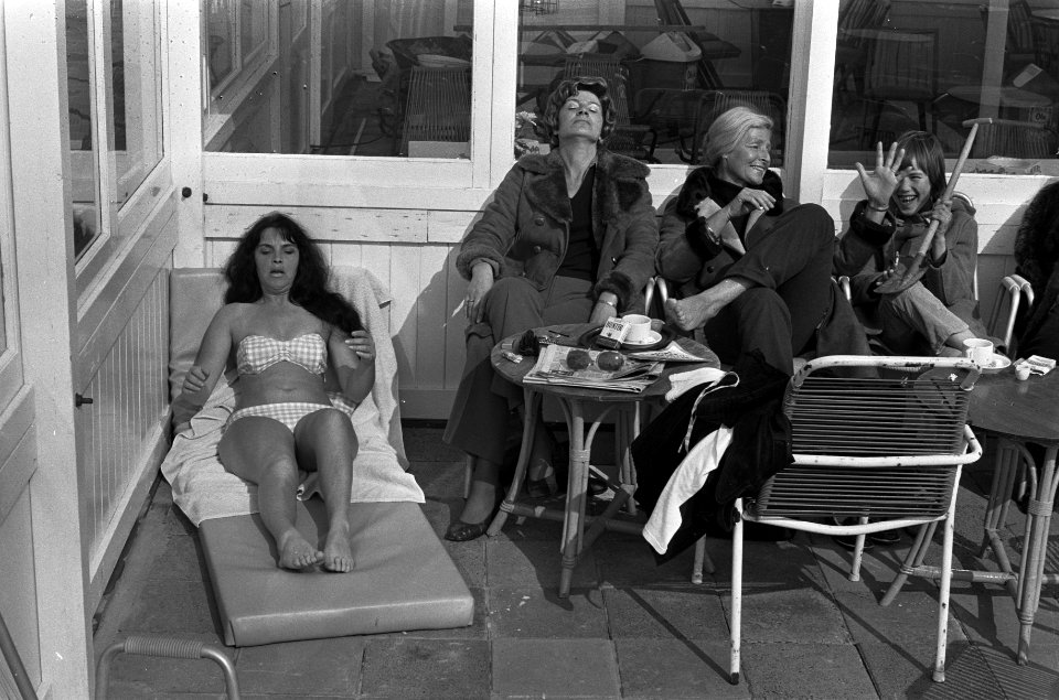 Lente begonnen, genieten van de zon op terrasje, Bestanddeelnr 926-2964