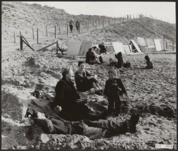 Lente aan het strand. De strandtentjes zijn weer geplaatst en opa en oma geniete, Bestanddeelnr 050-0069