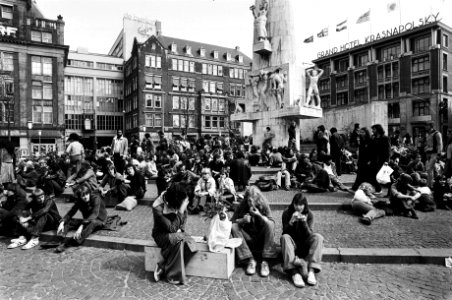 Lente drukte op de Dam in Amsterdam, Bestanddeelnr 930-2136
