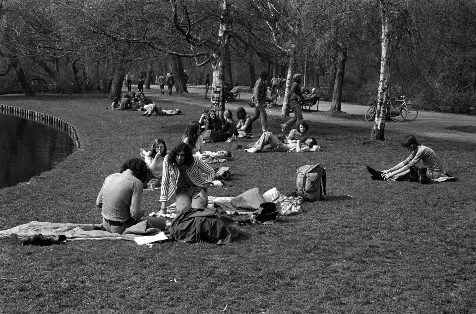 Lente in Amsterdam, zonnebaders in het gras in Vondelpark, Bestanddeelnr 927-1051