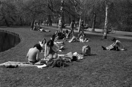 Lente in Amsterdam, zonnebaders in het gras in Vondelpark, Bestanddeelnr 927-1051