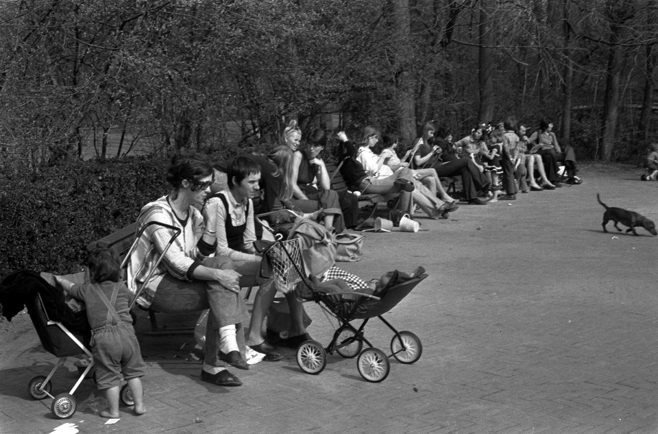 Lente in Amsterdam, mensen op banken in Vondelpark, Bestanddeelnr 927-1050