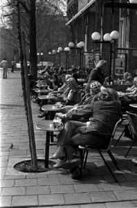 Lente in Amsterdam, vol terras bij Americain, Bestanddeelnr 927-1052