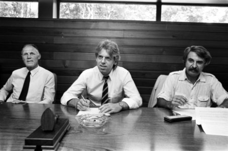 Leo Beenhakker tekent contract als bondscoach van Ned. elftal links technisch c, Bestanddeelnr 933-3443