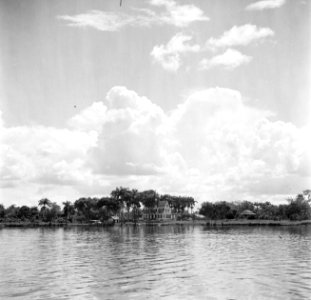 Leprozerie Groot-Chatillon gezien vanaf de Surinamerivier in Suriname, Bestanddeelnr 252-6265