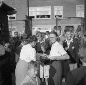 Lepels en vorkenwedstrijd op het VVA-terrein. Een voetbal wedstrijd van twee buu, Bestanddeelnr 900-5549