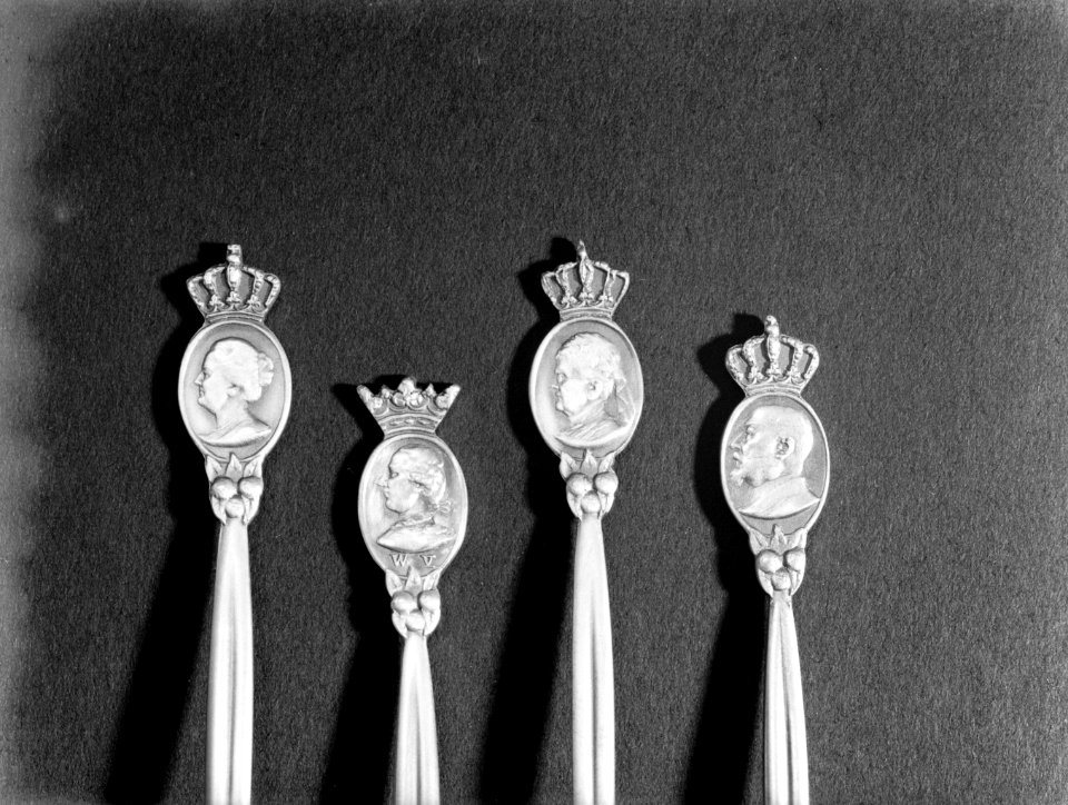 Lepeltjes met koningin Wilhelmina, Willem V, koningin Emma en een onbekende van , Bestanddeelnr 190-0554