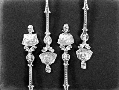 Lepeltjes met vrouwen in klederdracht van de fa Gerritsen & Van Kempen in Zeist, Bestanddeelnr 190-0539
