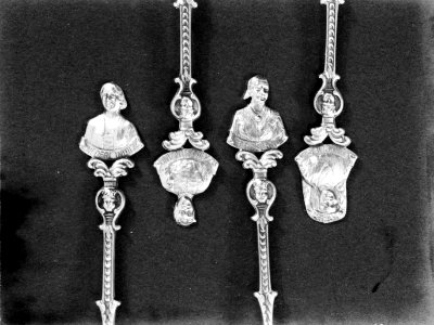 Lepeltjes met vrouwen in klederdracht van de fa Gerritsen & Van Kempen in Zeist, Bestanddeelnr 190-0541