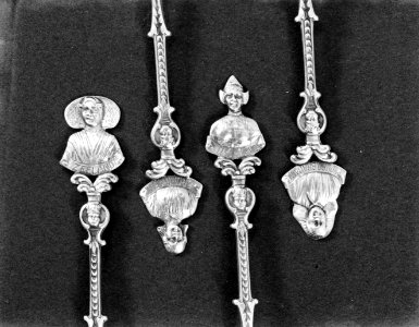 Lepeltjes met vrouwen in klederdracht van de fa Gerritsen & Van Kempen in Zeist, Bestanddeelnr 190-0540