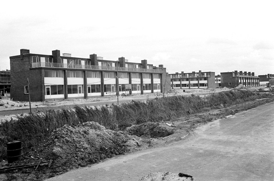 Lelystad. Bordjes (Oost-Flevopolder). Nummer 26 de school, 27.28 Huizen, Bestanddeelnr 920-6014