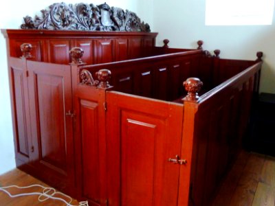 Lellens - kerk - herenbank links
