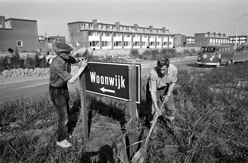 Lelystad bijna gereed. Een richtingwijzer die naar woonwijken verwijst wordt gep, Bestanddeelnr 920-7405