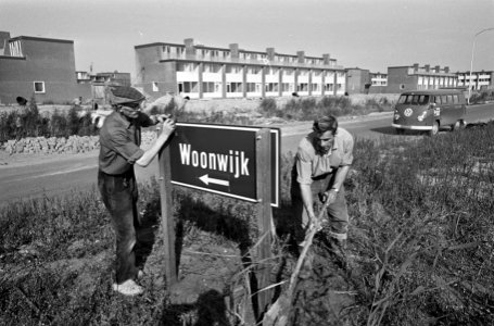 Lelystad bijna gereed. Een richtingwijzer die naar woonwijken verwijst wordt gep, Bestanddeelnr 920-7405
