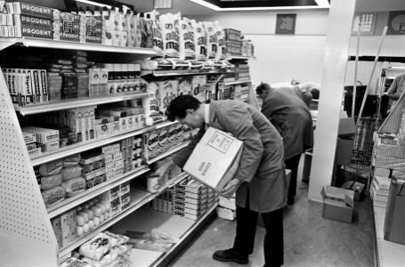 Lelystad bijna gereed. Een supermarkt wordt ingericht, Bestanddeelnr 920-7403