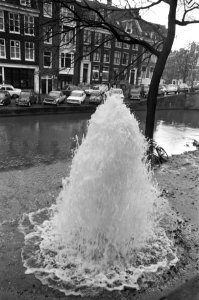 Lek in waterleiding Reguliersgracht Amsterdam, opspuitend water, Bestanddeelnr 925-1731