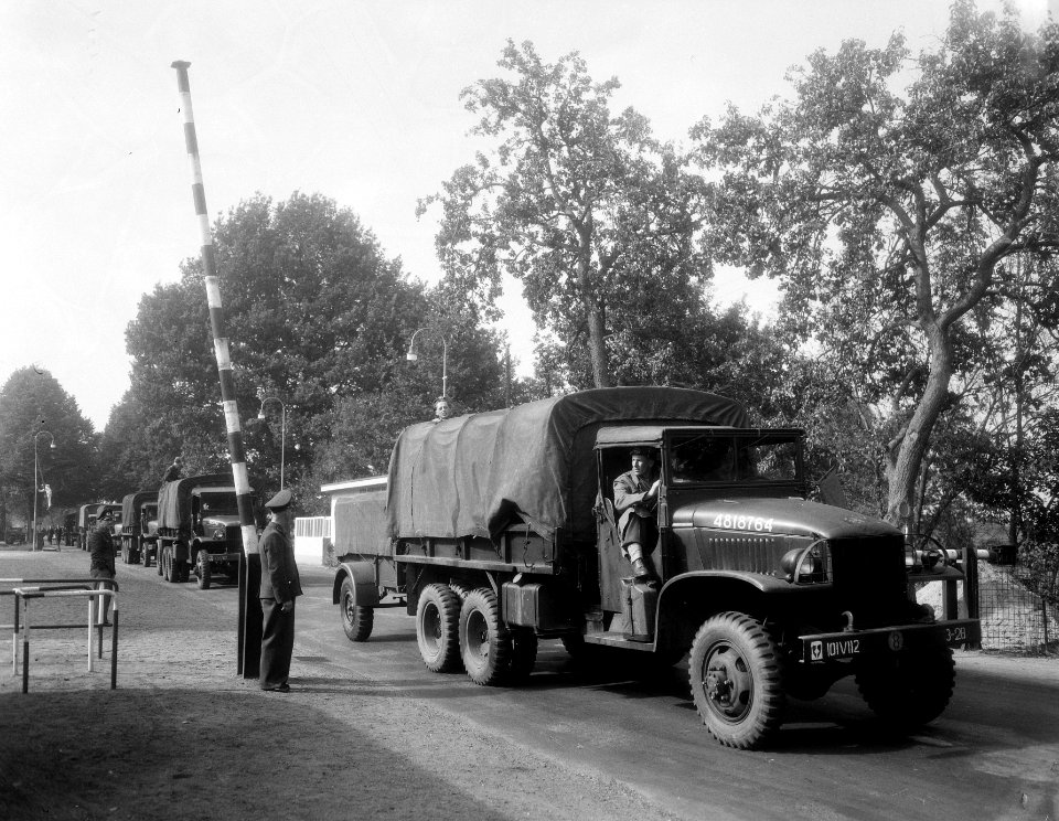 Legeroefeningen Duitsland, Nederlandse troepen passeren de grens bij Denekamp, Bestanddeelnr 906-7140