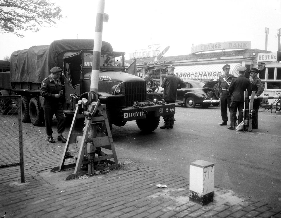 Legeroefeningen Duitsland, Hollandse troepen passeren de grens bij Denekamp, Bestanddeelnr 906-7139