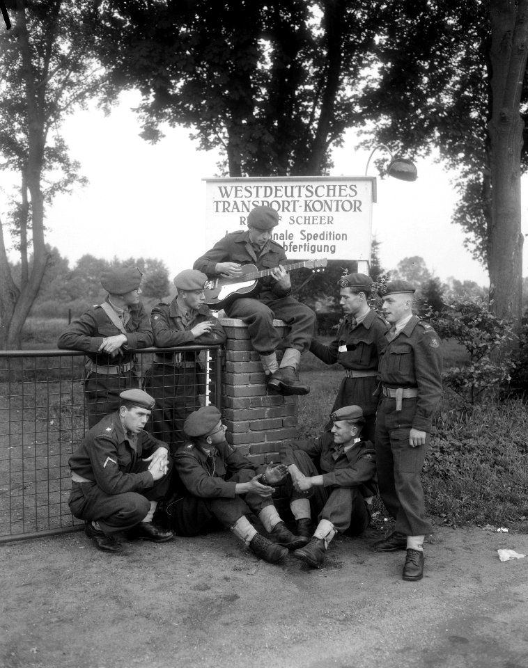 Legeroefeningen Duitsland, Nederlandse troepen passeren de grens bij Denekamp, Bestanddeelnr 906-7142