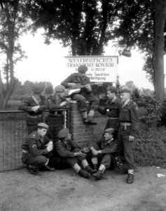 Legeroefeningen Duitsland, Nederlandse troepen passeren de grens bij Denekamp, Bestanddeelnr 906-7142