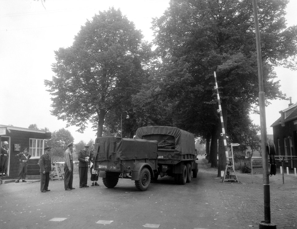 Legeroefeningen Duitsland, Hollandse troepen passeren de grens bij Denekamp, Bestanddeelnr 906-7138