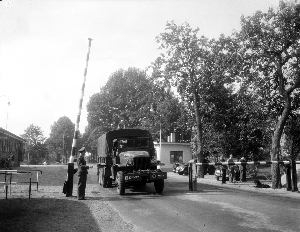 Legeroefeningen Duitsland, Nederlandse troepen passeren de grens bij Denekamp, Bestanddeelnr 906-7141
