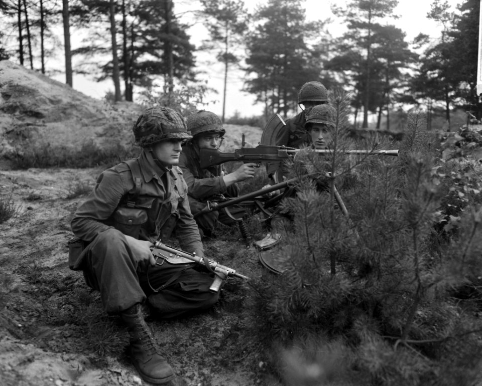 Legeroefening in Duitsland. Soldaten met Bren-mitrailleur in stelling, Bestanddeelnr 913-0456