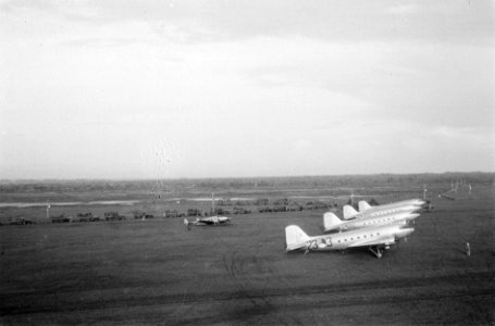 Legertruck met Korps Speciale Troepen en Douglas C-47 Dakota staan gereed op he…, Bestanddeelnr 5494