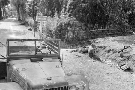 Legertruck met opschrift Bartje Rechts een militair met een brengun en muniti, Bestanddeelnr 332-5-1 photo