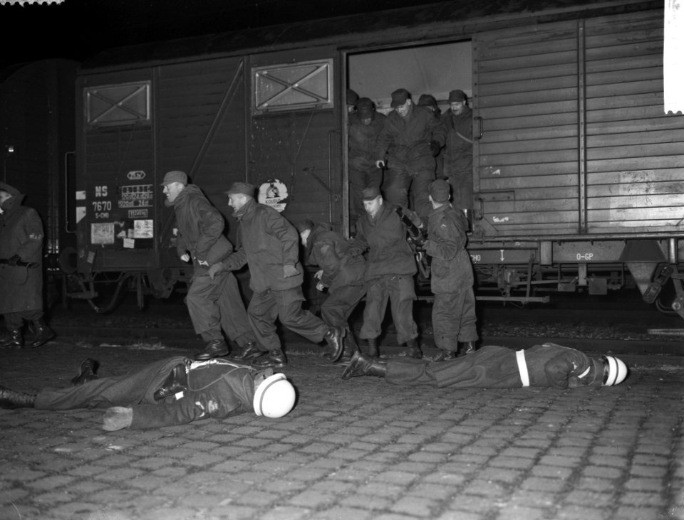 Legeroefening Loop Door NTS-ploeg. Overval op trein, soldaten ontsnappen, Bestanddeelnr 913-1547