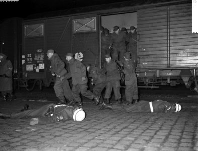 Legeroefening Loop Door NTS-ploeg. Overval op trein, soldaten ontsnappen, Bestanddeelnr 913-1547