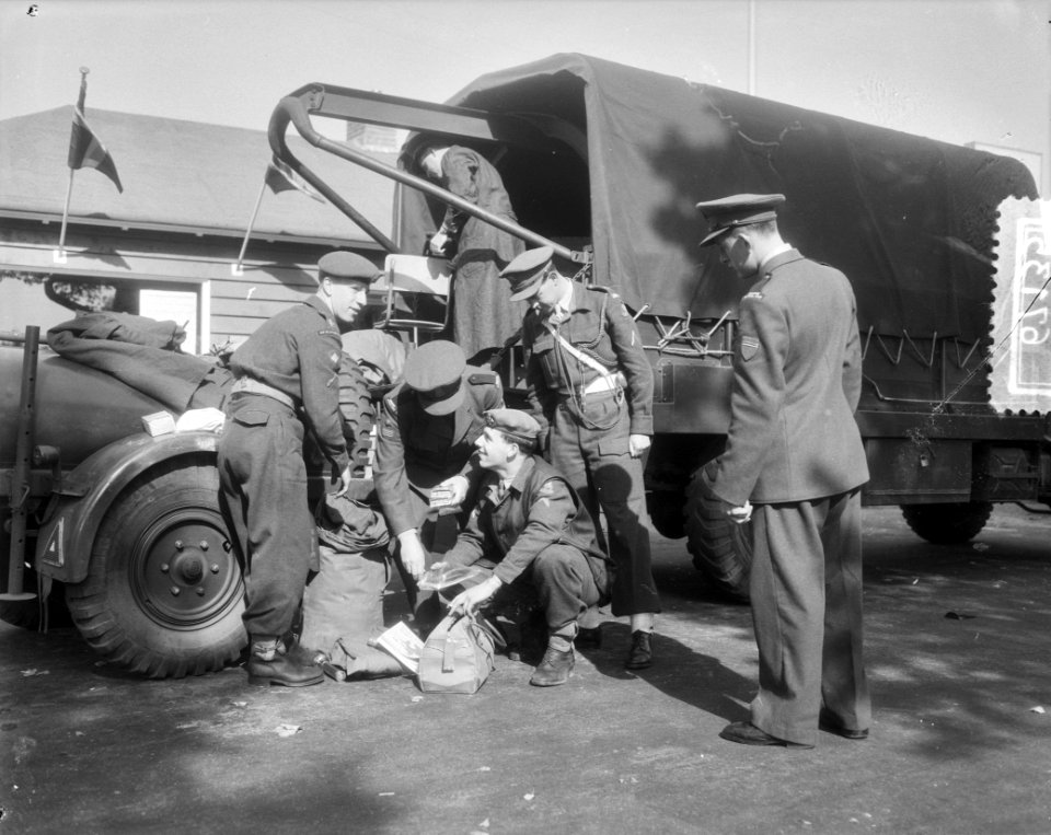 Legeroefeningen Duitsland, Hollandse troepen passeren de grens bij Denekamp, Bestanddeelnr 906-7135