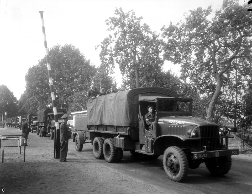 Legeroefeningen Duitsland, Hollandse troepen passeren de grens bij Denekamp, Bestanddeelnr 906-7136