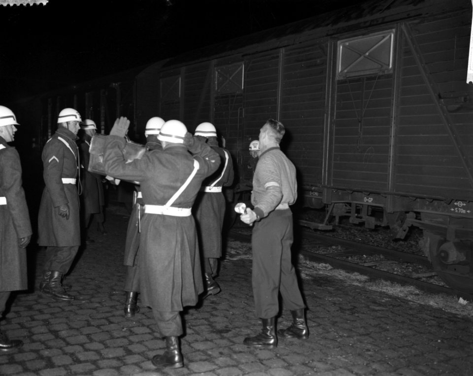 Legeroefening Loop Door NTS-ploeg Gevangengenomen MPs, Bestanddeelnr 913-1548