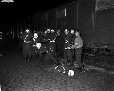 Legeroefening Loop Door NTS-ploeg. MPs worden overvallen, Bestanddeelnr 913-1550