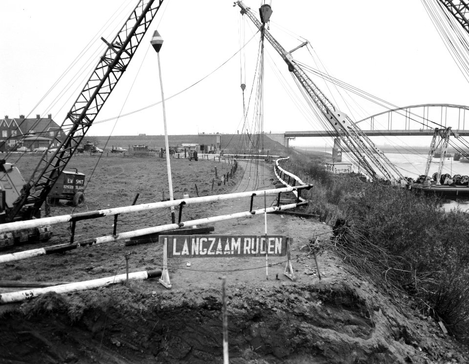 Leggen van 135 m lange dubbele gaszinker in de IJssel te Doesburg, Bestanddeelnr 909-1097