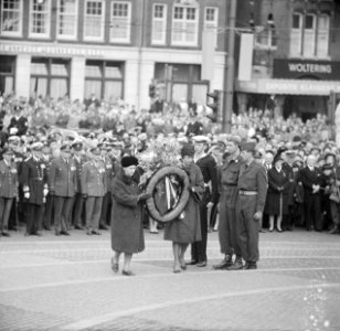 Leggen een krans bij Nationaal Monument op de Dam, Bestanddeelnr 917-7275