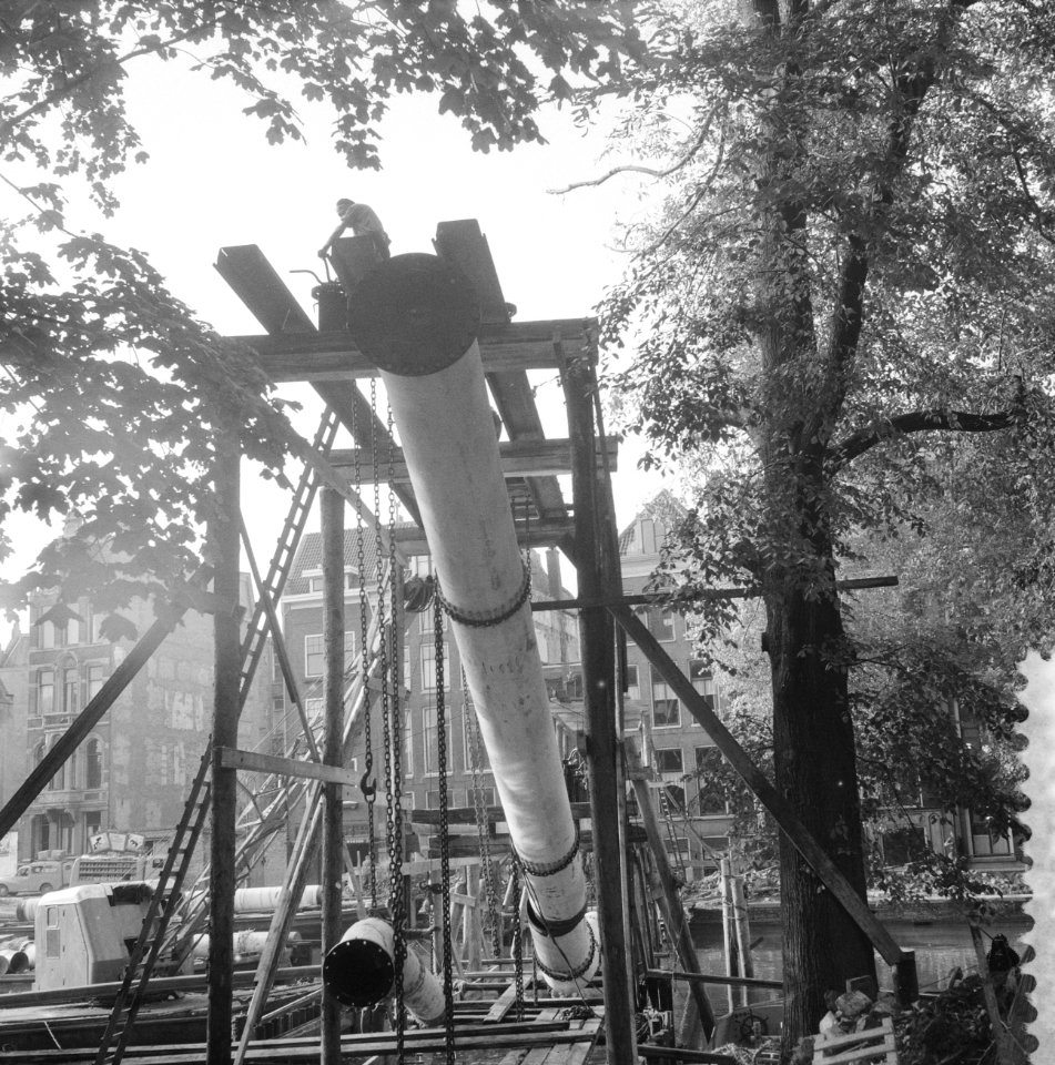 Leggen van een leidingwaterzinker bij de Hortusbrug te Amsterdam, Bestanddeelnr 909-8960