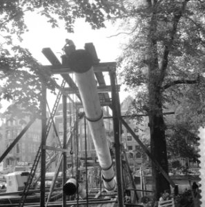 Leggen van een leidingwaterzinker bij de Hortusbrug te Amsterdam, Bestanddeelnr 909-8960