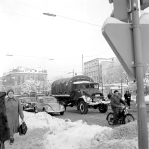 Legervoertuig in gebruik als lesauto op de Karlsplatz in de sneeuw, Bestanddeelnr 254-3718