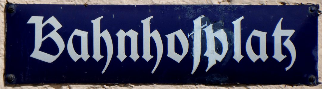 Lenggries, Straßenschild Bahnhofplatz, 1