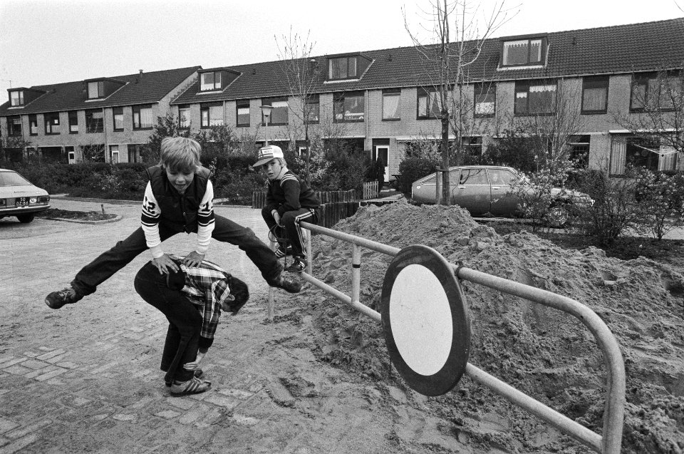 Lekkerkerk i.v.m. chemisch afval in de grond spelende kinderen bij plaats waar , Bestanddeelnr 930-7935