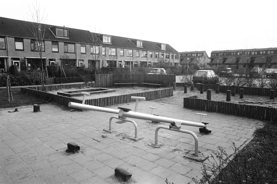 Lekkerkerk - giftige stoffen in bodem verlaten speelplaats in wijk Molenwerf, Bestanddeelnr 930-7598