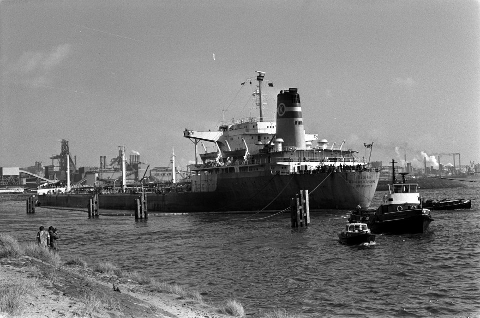 Lekgeslagen tanker Pacific Lolocotrain in IJmuiden schip in de haven en rubbe, Bestanddeelnr 928-1815