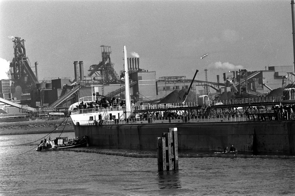 Lekgeslagen tanker Pacific Lolocotrain in IJmuiden, met rubberring tegen olie, Bestanddeelnr 928-1813