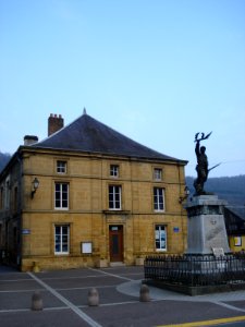 Les Hautes-Rivières (Ardennes) école et monument aux morts