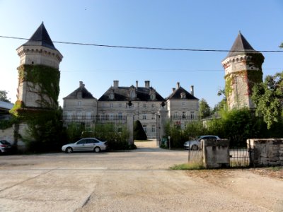 Les Monthairons (Meuse) château des Monthairons avec les deux tours pigeonniers